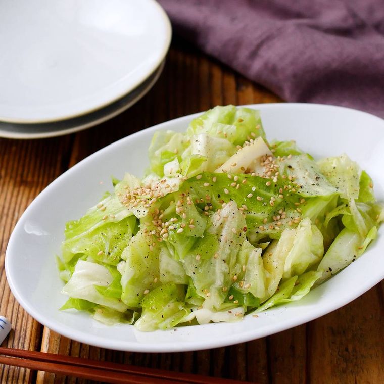 白い皿に盛られた塩ダレキャベツ