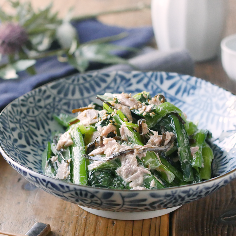 青い柄の皿に盛られた小松菜とツナの塩こんぶサラダ