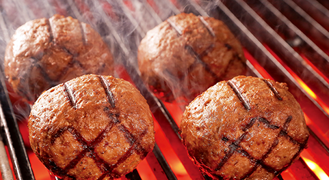 炭火でハンバーグが焼かれている