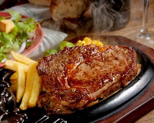鉄板に盛り付けられたステーキ