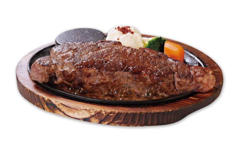 鉄板に盛り付けられたステーキ