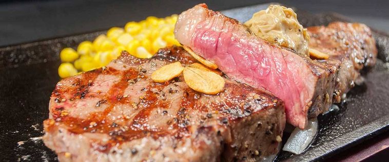 鉄板に盛り付けられたステーキ