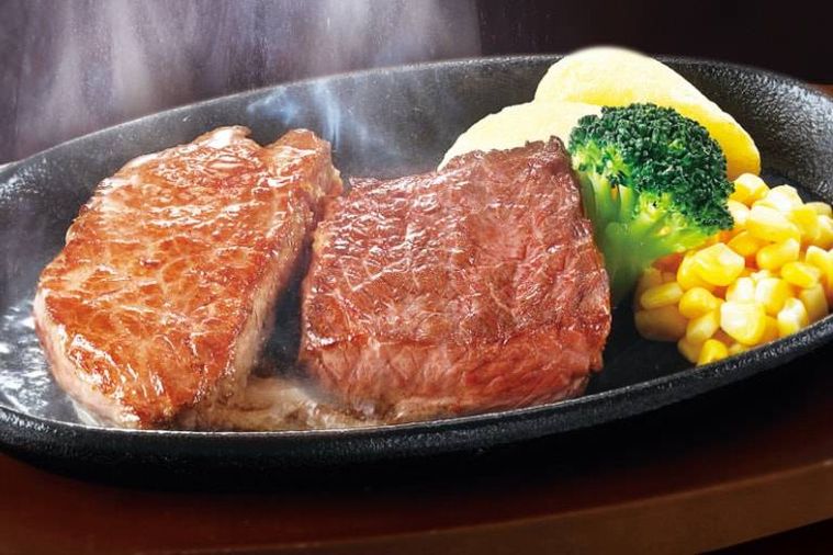 鉄板に盛り付けられたステーキ