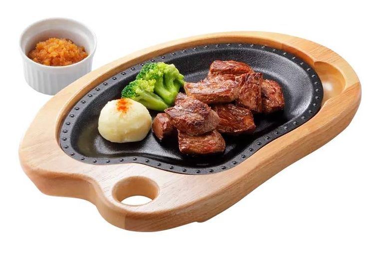 鉄板に盛り付けられたコロコロステーキ