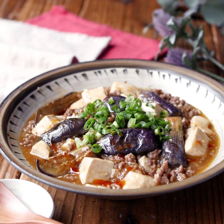 和皿に盛られたマーボーなす豆腐