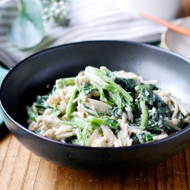 黒色の深皿に盛られたほうれん草とえのきのごまマヨ和え