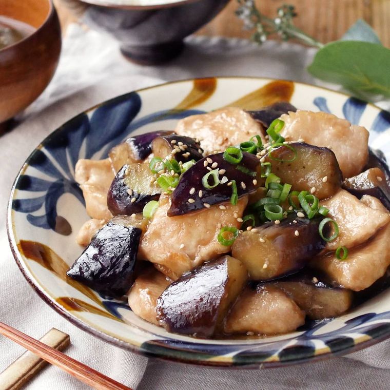 模様が入った丸皿に盛られた鶏むね肉となすの甘酢炒め