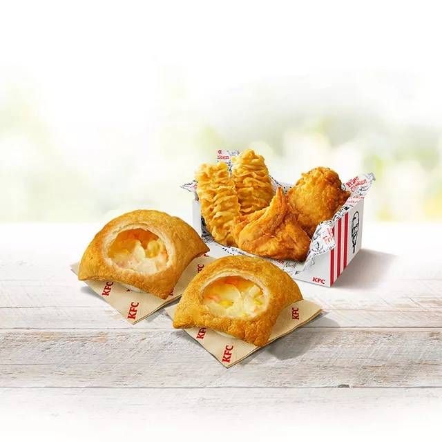 チキンクリームポットパイやカーネルクリスピーなどが置かれている