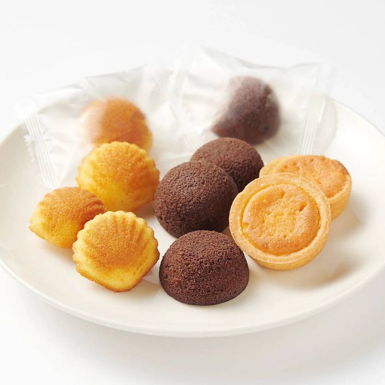 3種の洋菓子が皿に盛られている