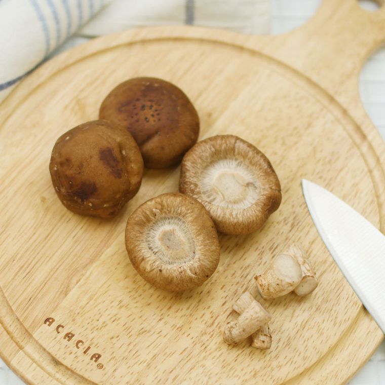 まな板の上にしいたけが置かれている