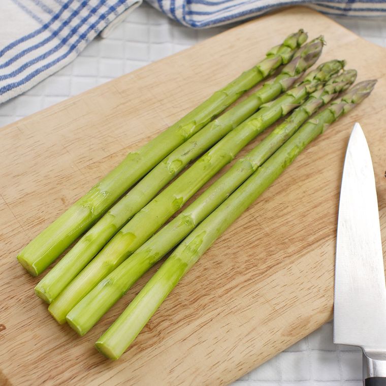 まな板の上にアスパラガスが置かれている