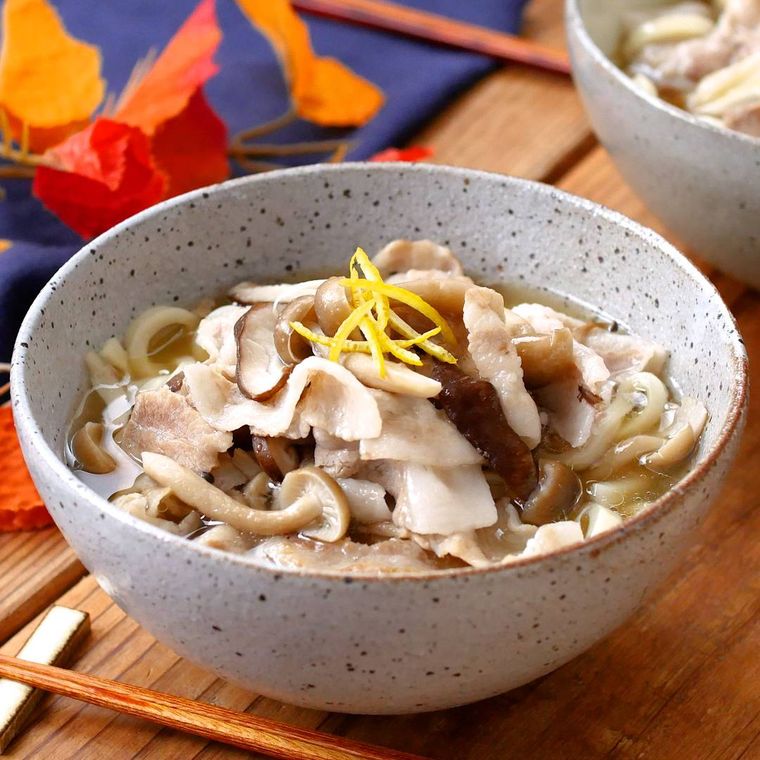 白い器に盛り付けた、たっぷりきのこと豚肉のうどん