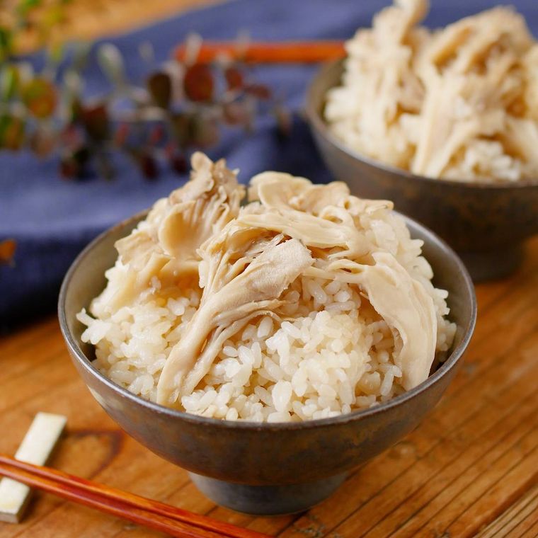 グレーの茶碗に盛り付けた、まいたけの炊き込みごはん