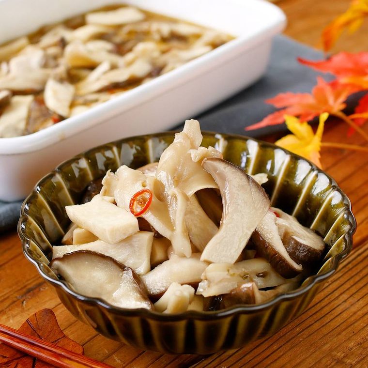 保存容器から器に取り分けた、きのこの白だし漬け