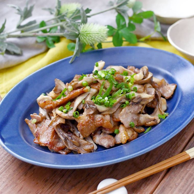 青い皿に盛り付けた、豚バラとまいたけのマヨポン炒め