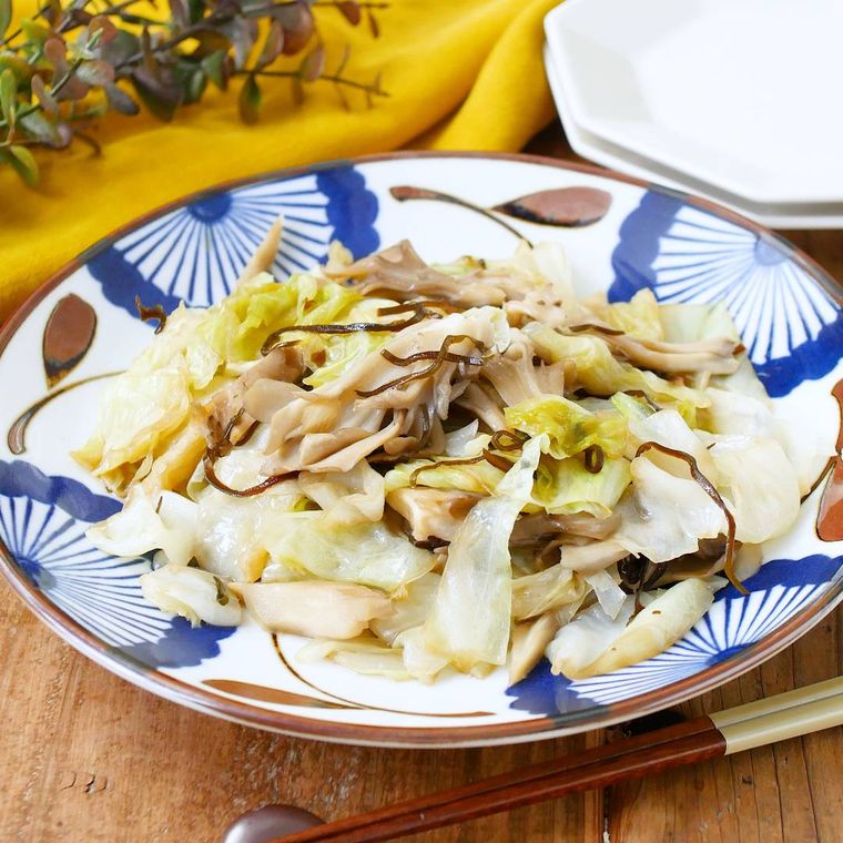 白地に青い模様入りの皿に盛り付けた、キャベツとまいたけの塩こんぶ蒸し