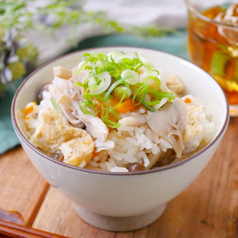白い皿に盛り付けた、炊き込みごはん