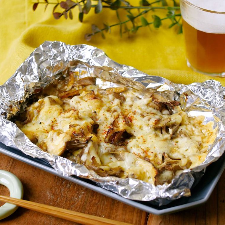 水色の皿に盛り付けた、まいたけのみそマヨチーズ焼き