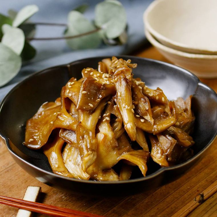 黒い皿に盛り付けた、まいたけの甘辛炒め