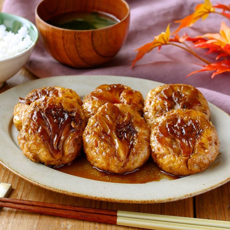 白い皿に盛り付けた、まいたけつくね