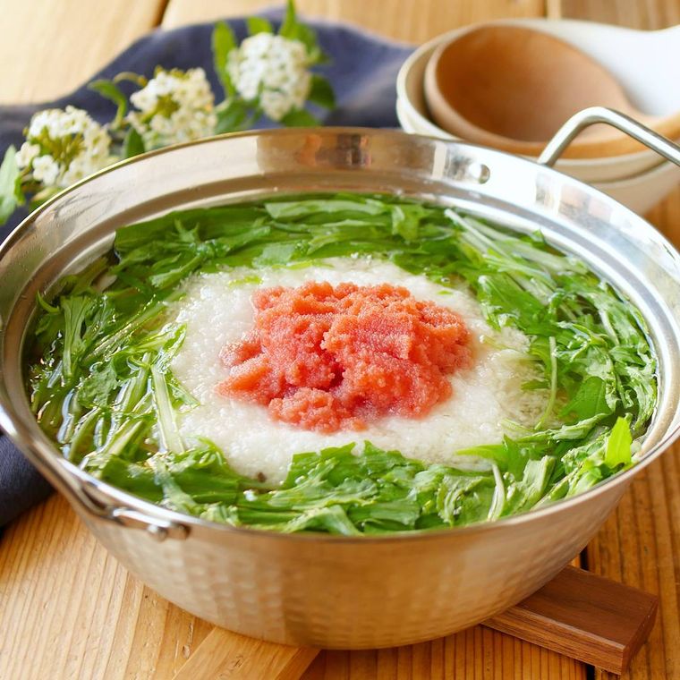 食卓に置かれた明太とろろ鍋