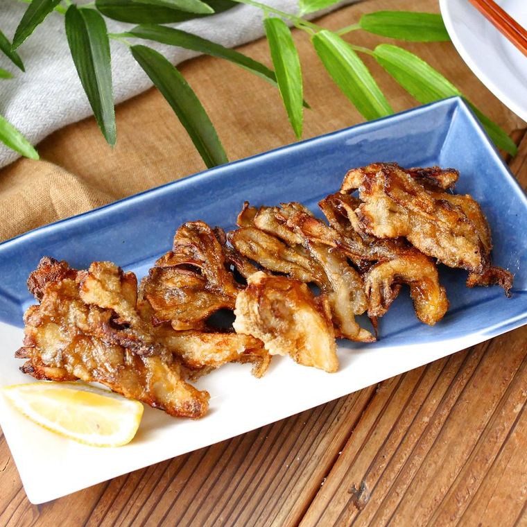 長方形の皿に盛り付けた、まいたけの唐揚げ