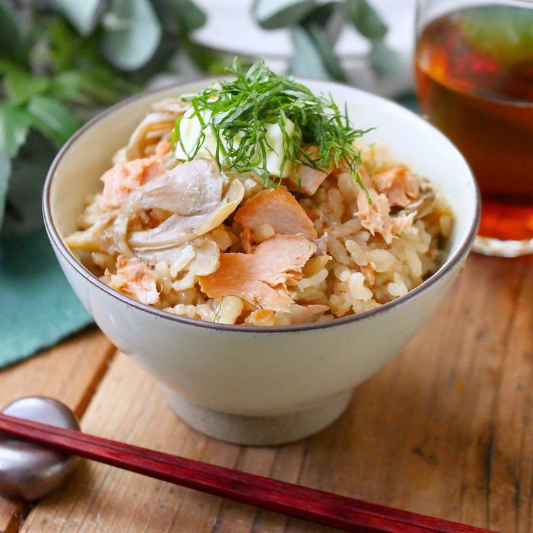 白い茶碗に盛り付けた、鮭とまいたけの炊き込みごはん