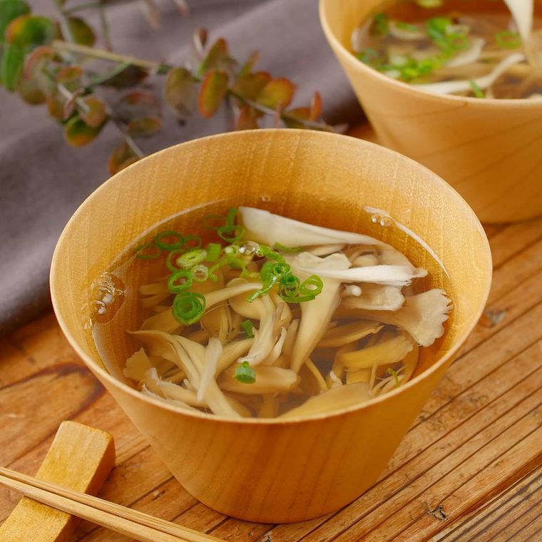 木製の器に盛り付けた、まいたけのお吸い物