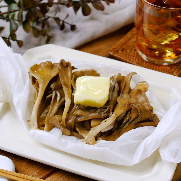 白い皿に盛り付けた、まいたけのバターしょうゆ蒸し