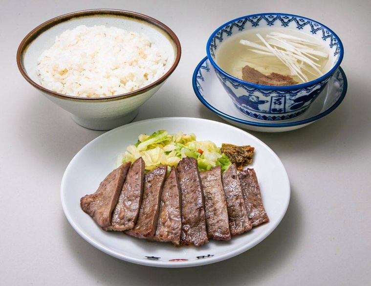 漬物が添えられた牛たんの様子