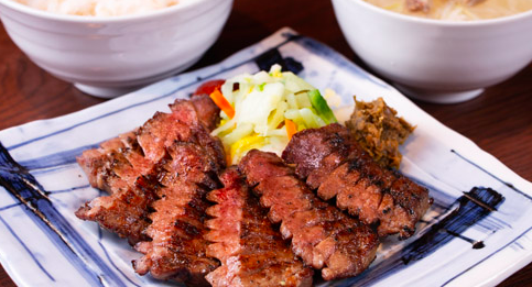 四角い皿に盛られた牛たん