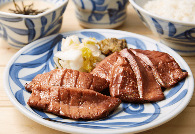 青の皿に盛られた牛たんの様子