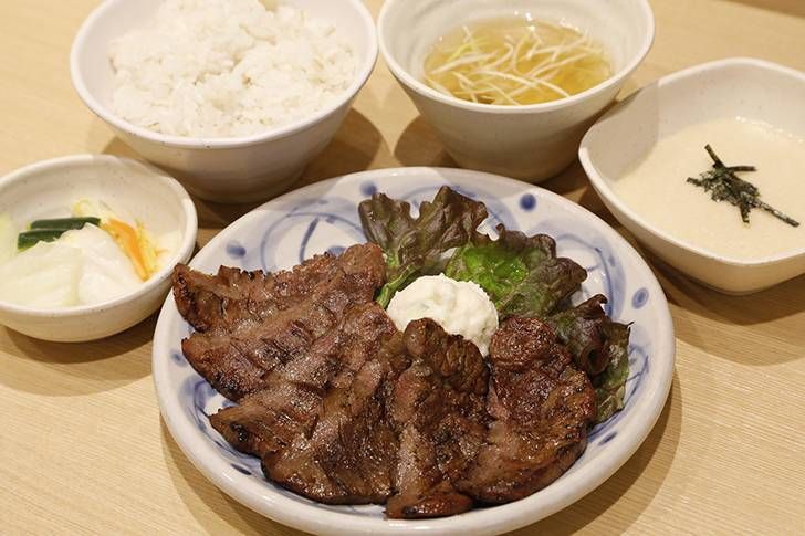 スープやご飯が添えられた牛タン