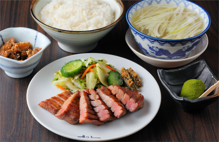 スープや小鉢が添えられた牛たん定食