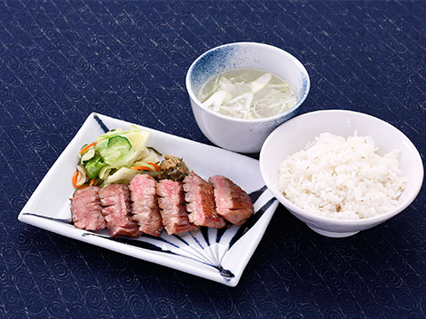 ご飯やスープが添えられた牛たん定食