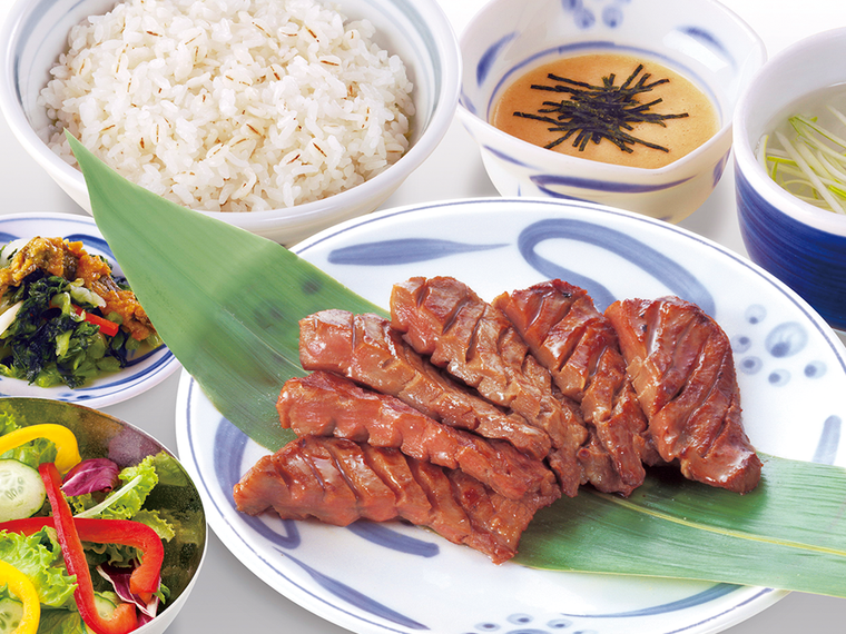 厚切りにカットされた牛たんが皿に盛られている