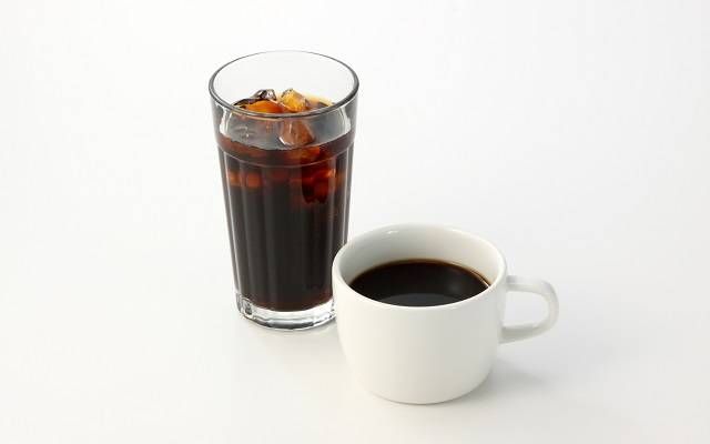 ホットコーヒーとアイスコーヒーが並んでいる様子