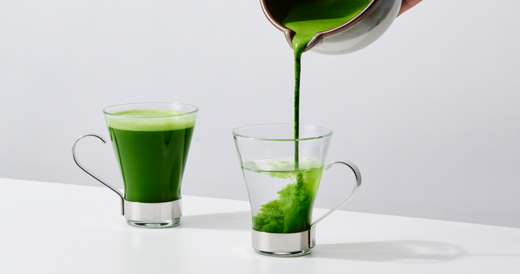 コップに抹茶が注がれている様子