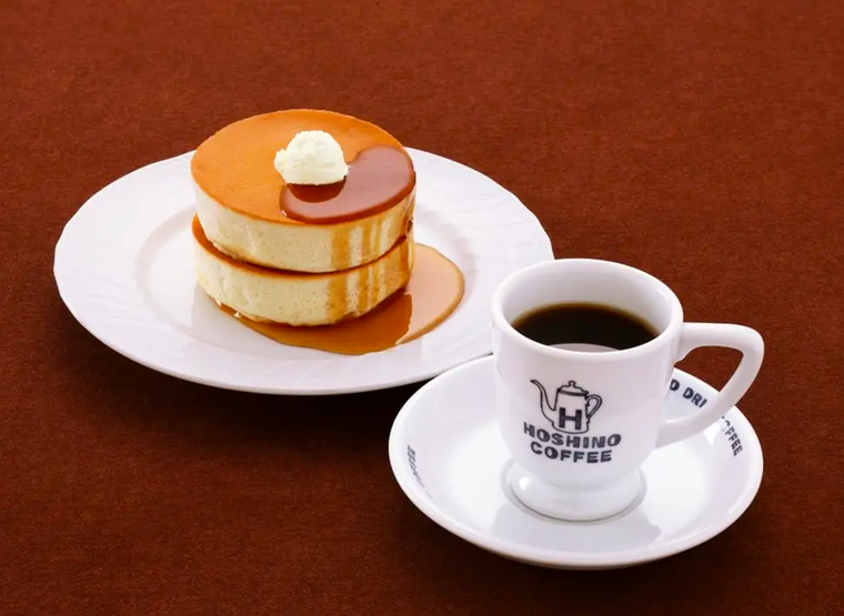 テーブルにのったパンケーキとコーヒー
