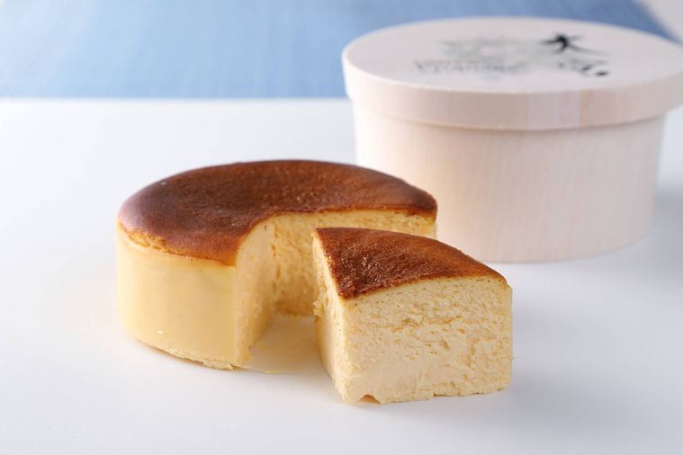 切り分けられたホールのチーズケーキ