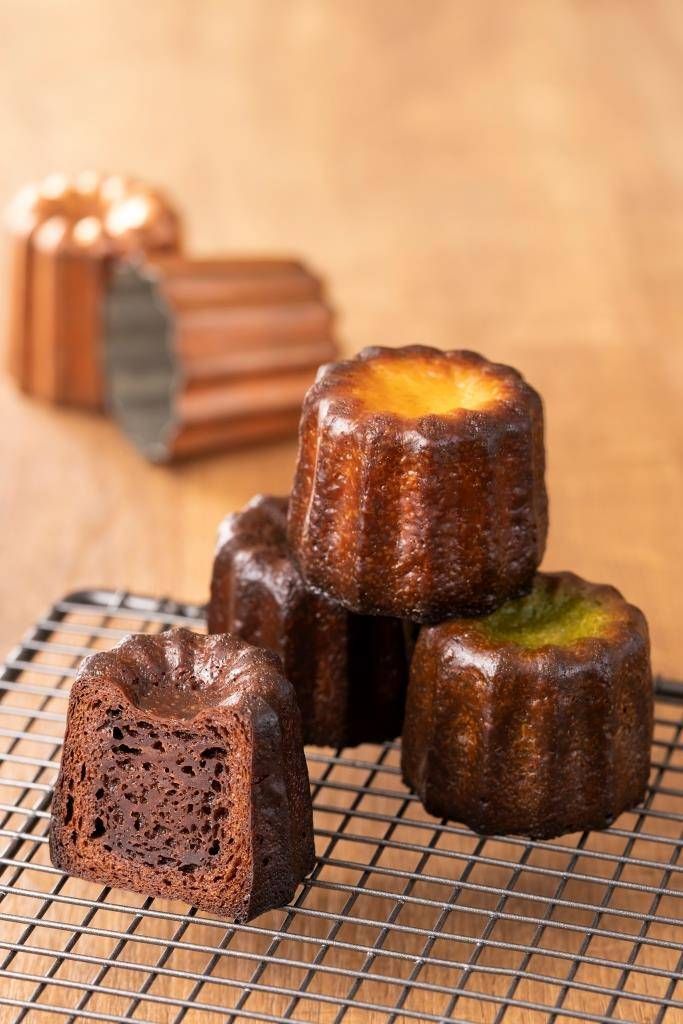 網の上に置かれた4個のカヌレ