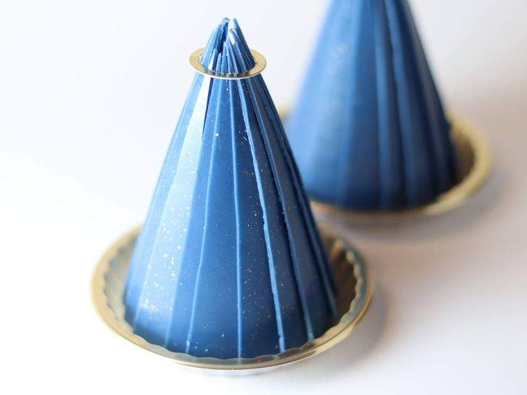 美しい円錐型に形作られた瑠璃色のケーキ