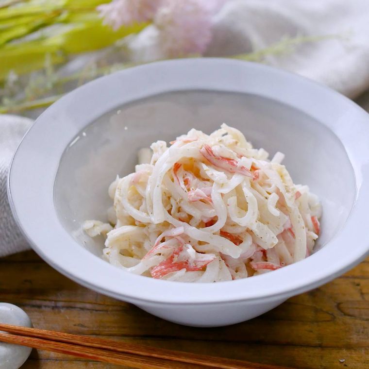 1. 細切り大根で簡単大根とカニカマのごまマヨサラダ