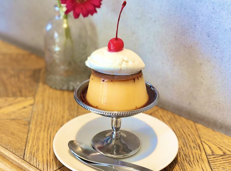 テーブルに置かれた焦がしキャラメル濃厚プリン