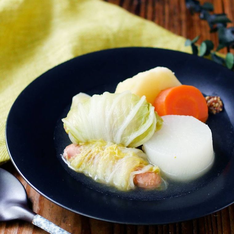 黒い皿によそったロールポトフ