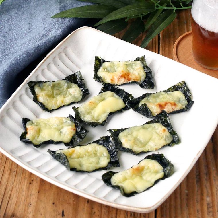 白い器に盛りつけられたのりチーズのパリパリ焼き