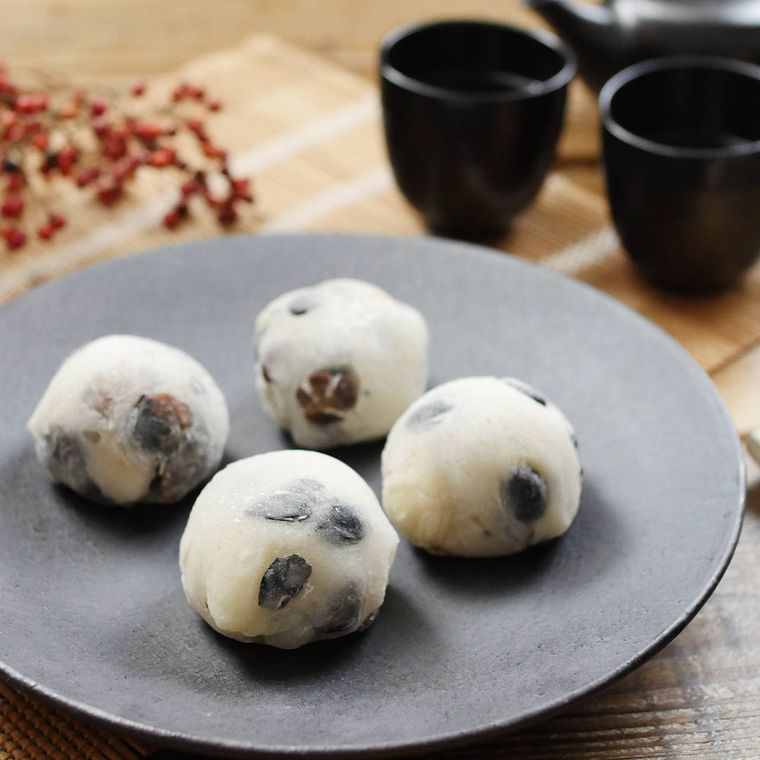 黒いプレートに並べた黒豆大福