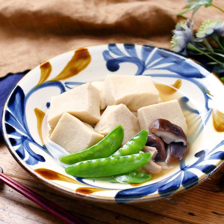 丸皿に盛り付けた高野豆腐の含め煮