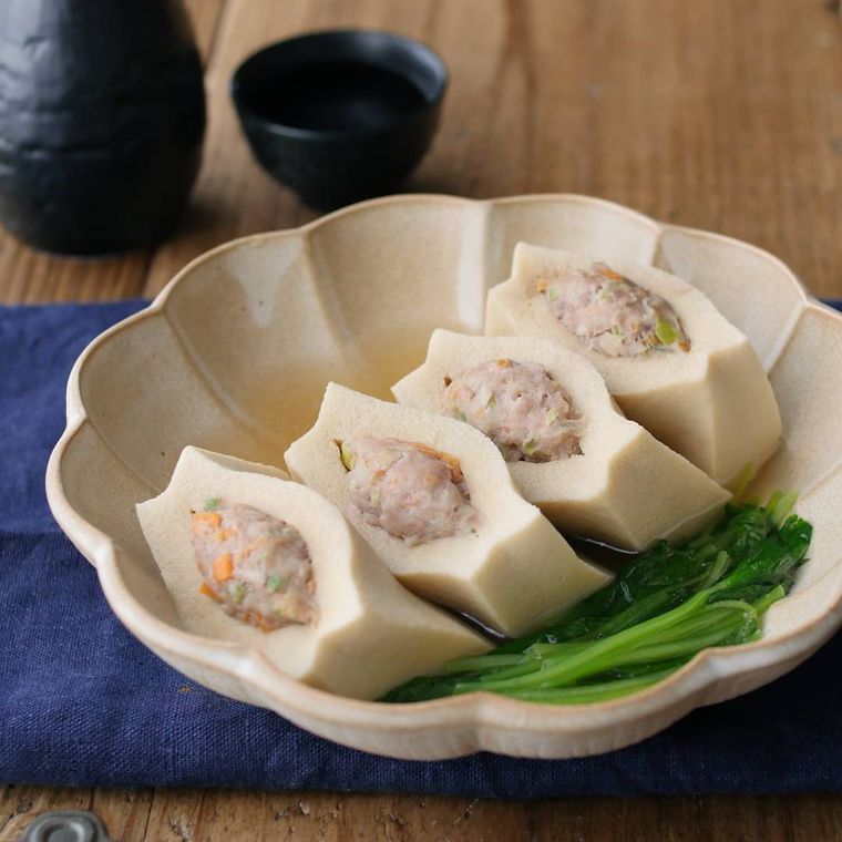 陶器に盛り付けた高野豆腐の肉詰め