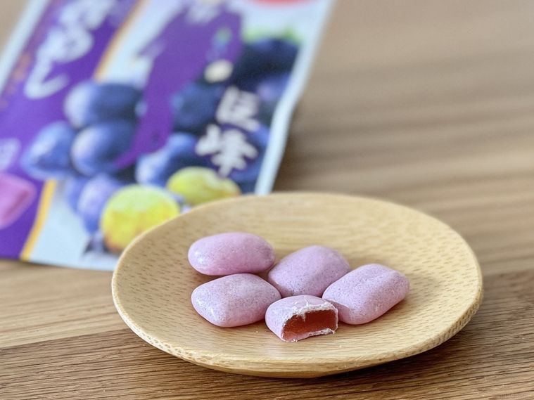 皿に出した忍者めし 巨峰とパッケージ